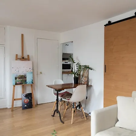 Small Country House In * París