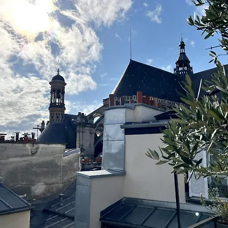Small Country House In París