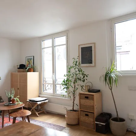 Small Country House In * París